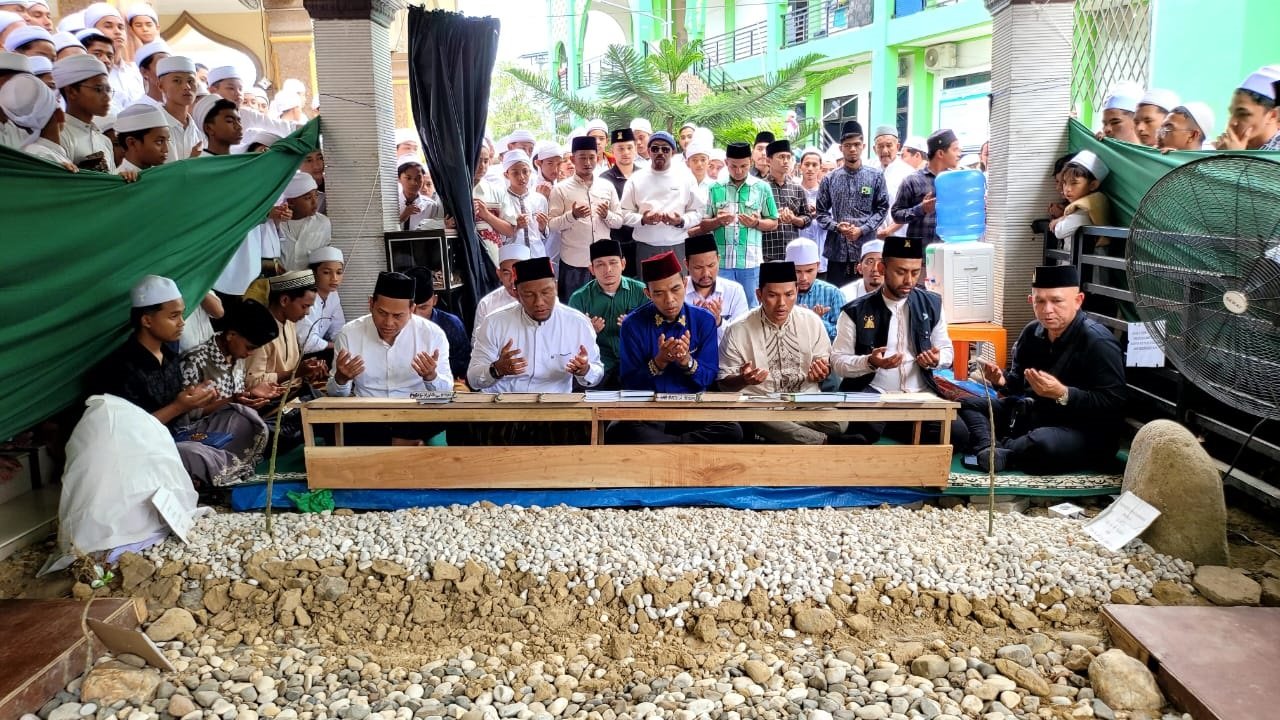 Ustaz Abdul Somad Didampingi Syeh Fadhil Ziarah Makam Tu Sop