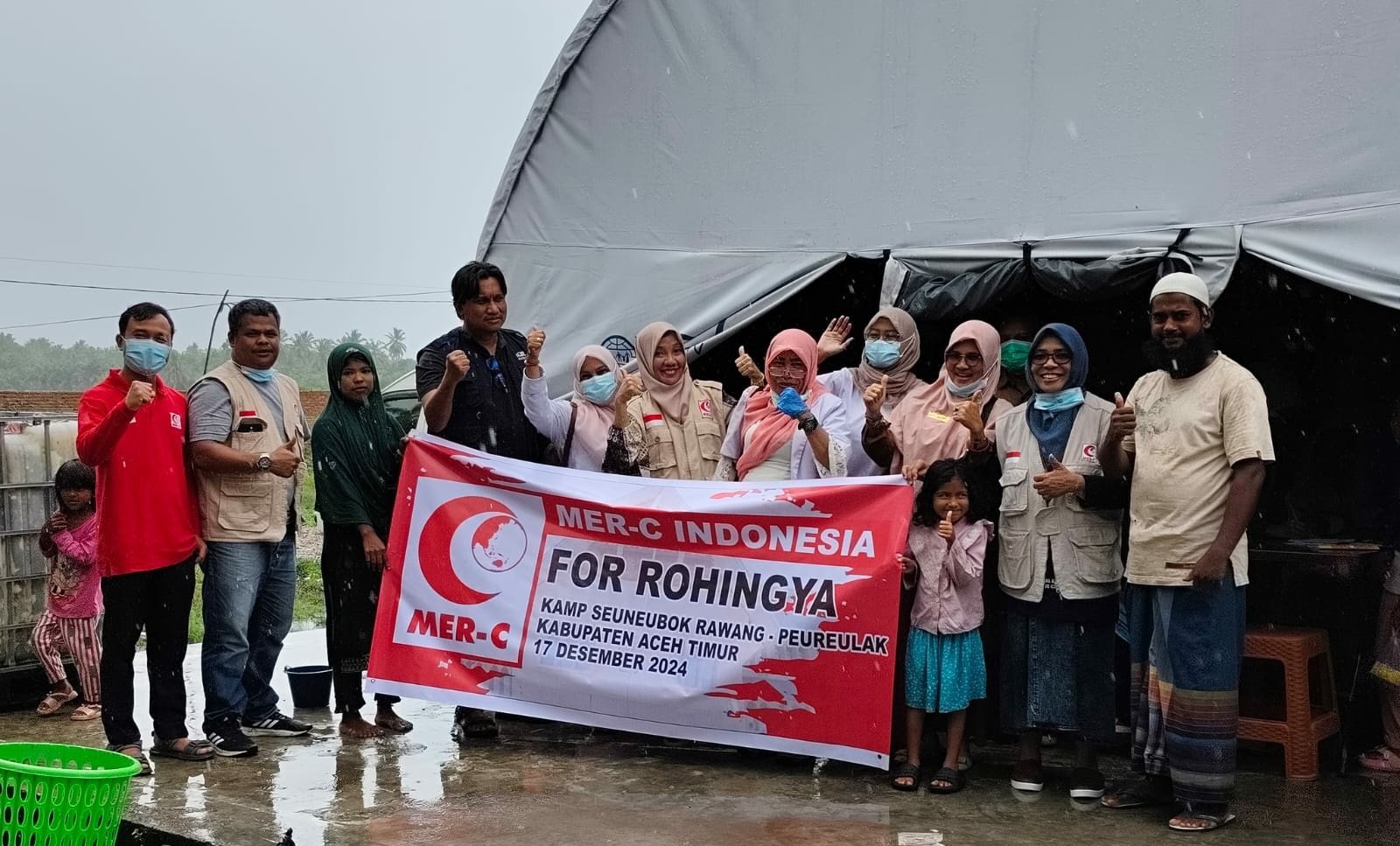 MER-C di kamp pengungsi Aceh Timur