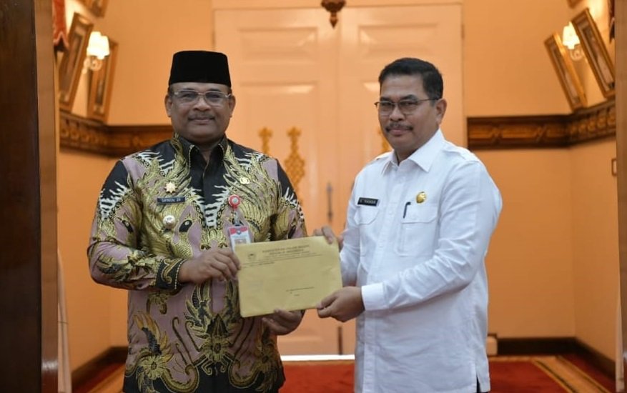 Pj Gubernur Aceh serahkan SK Mendagri perpanjang jabatan PJ Walkot Lhokseumawe