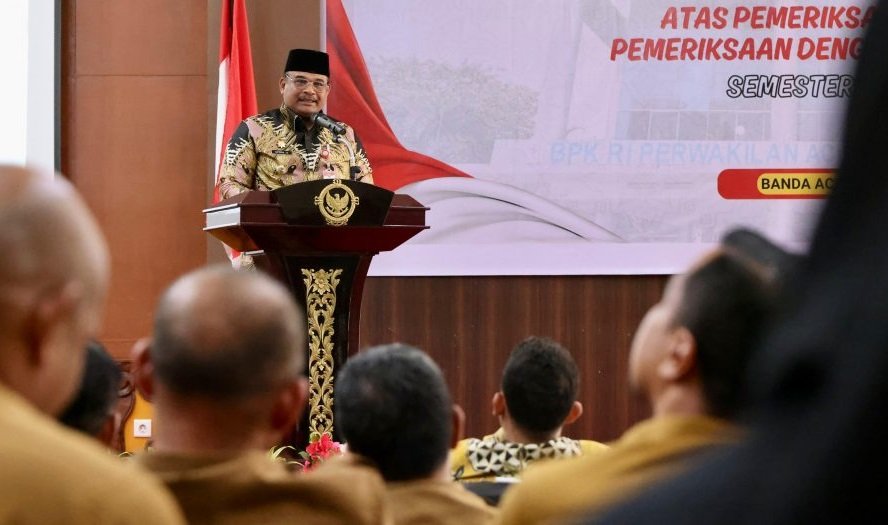 Pj Gubernur Safrizal acara penyerahan LHP Kinerja dari BPK Aceh