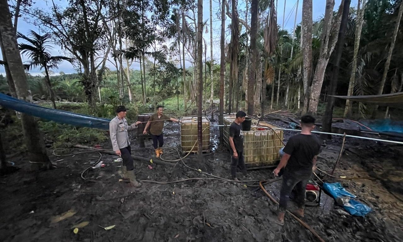 Lokasi eksploitasi minyak ilegal di Simpang Kramat