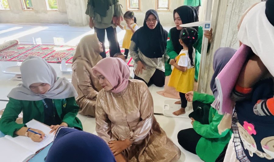KKN PPM Unimal Kelompok 101 Bantu Kader Posyandu Cegah Stunting di Gampong Mesjid