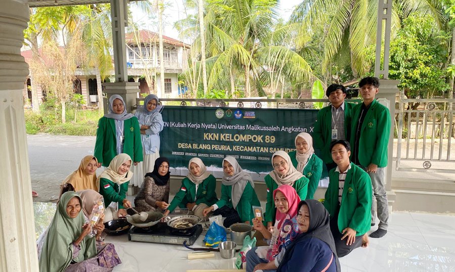 Mahasiswa KKN 89 Unimal Latih Warga Blang Peuria Olah Batang Pisang jadi Keripik