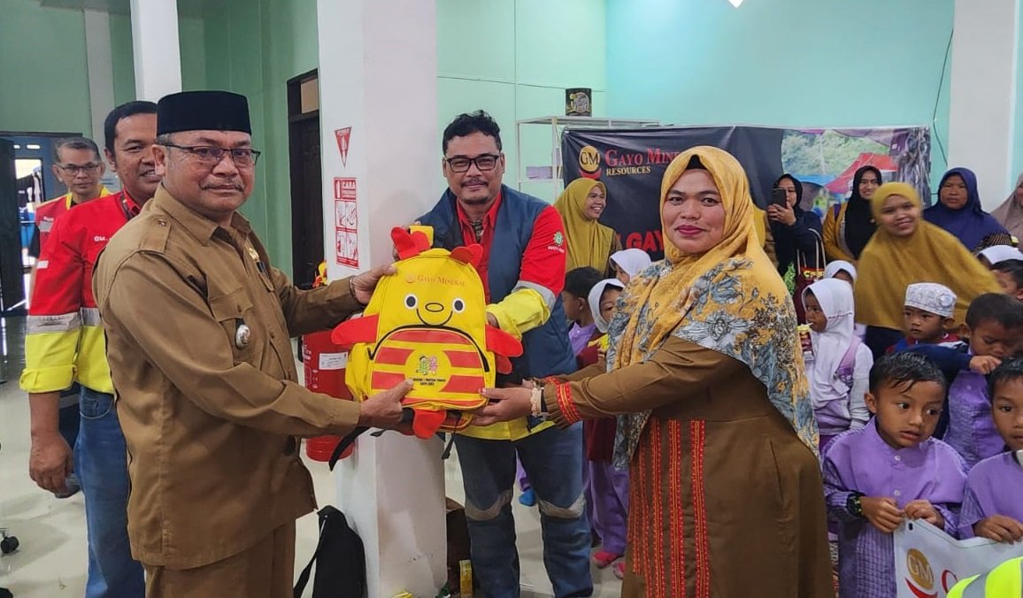 PT GMR bagikan tas sekolah