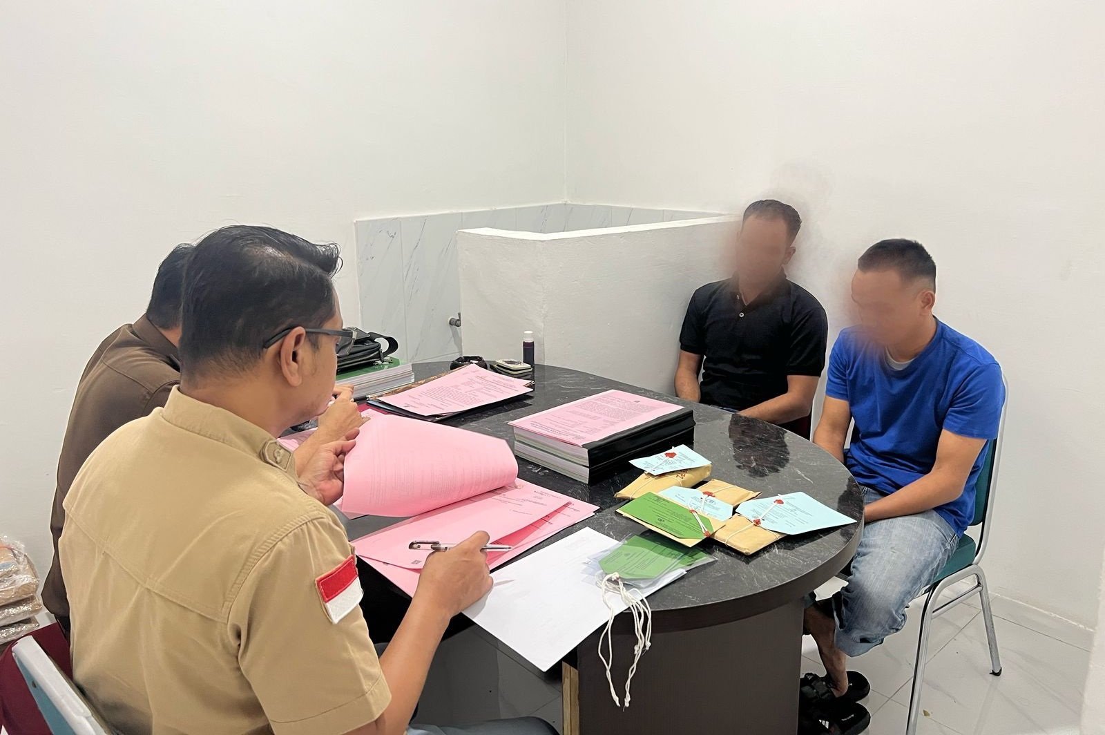 JPU Kejari Bireuen terima dua tersangka kasus ganja 180 kg