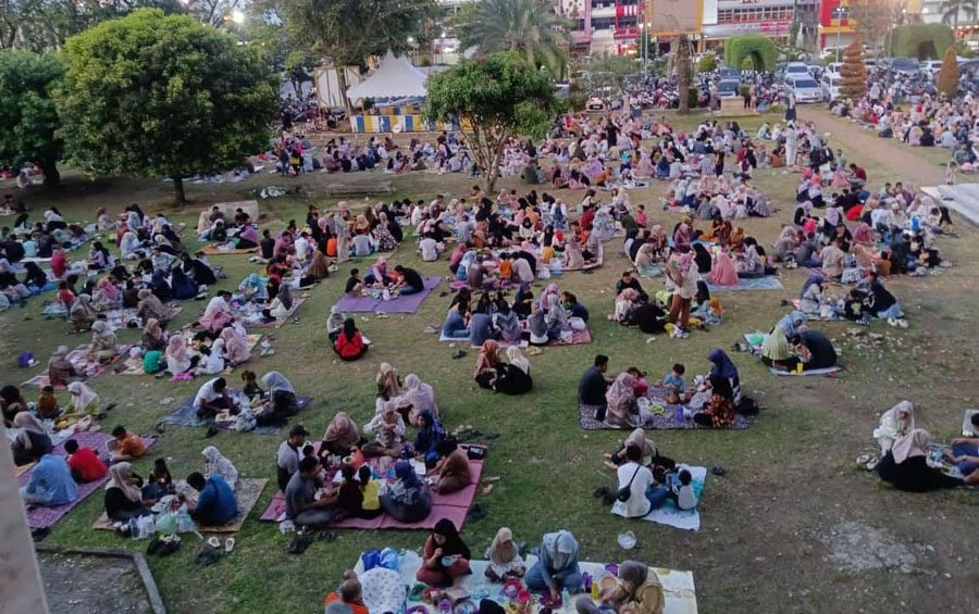 Halaman Masjid Islamic Center tempat bukber