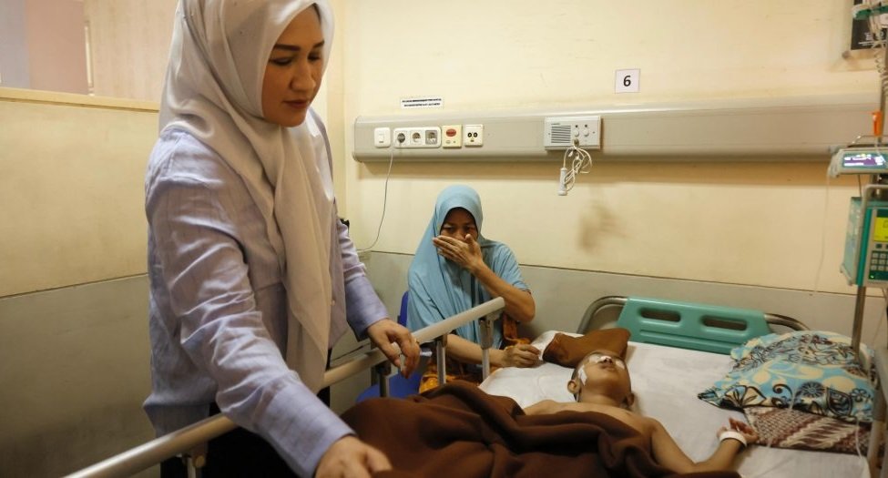 Kak Ana jenguk anak penderita tumor di RSUDZA