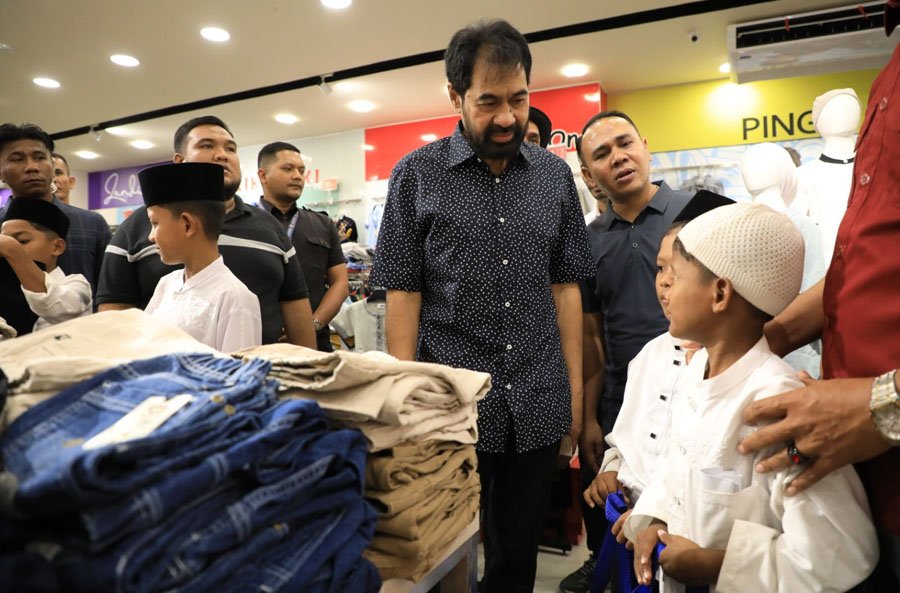 Mualem berbelanja baju lebaran untuk santri