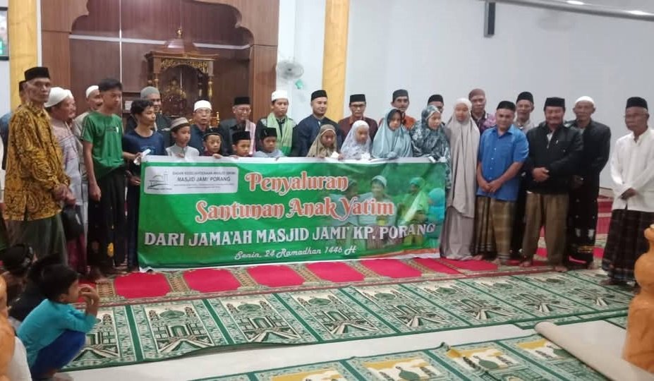 Penyerahan santunan kepada anak yatim Desa Porang