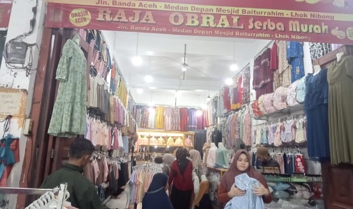 Jelang Lebaran, Warga Lhoknibong Berburu Pakaian Baru