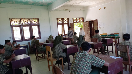 Pengawas Madrasah Kemenag Aceh Timur Fadlisyah didampingi Pengawas Pembina Madrasah Hj Sakdiah saat memonior Asesmen Madrasah di MTsS Al-Madinatul Munawwarah