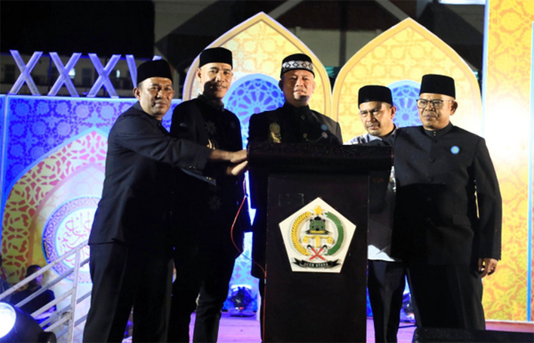 Bupati Aceh Utara Ismail A Jalil didampingi Wakil Bupati Tarmizi Panyang, Ketua DPRK Arafat, Sekda A Murtala, dan Kepala Dinas Syariat Islam Hadaini menekan tombol sirine saat pembukaan MTQ ke-35 tingkat Kabupaten Aceh Utara