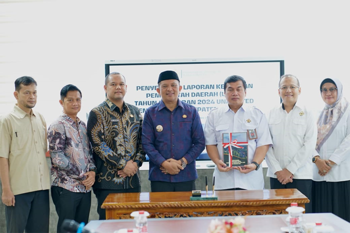 Bupati Gayo Lues Suhaidi serahkan LKPD TA 2024 kepada BPK