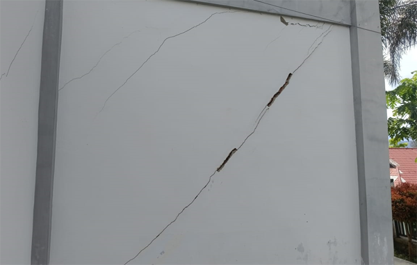 Dinding gedung DPRK Gayo Lues mengalami retak