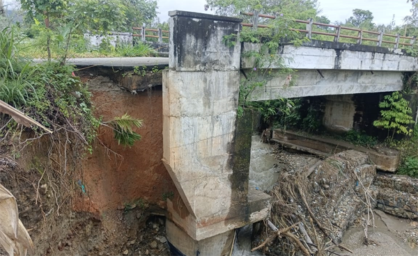 Jembatan penghubung Desa Porang-Porang Ayu