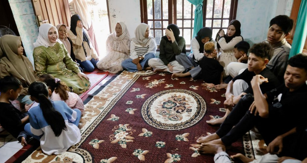 Kak Ana Ziarah Makam Ayah dan Silaturahmi Idulfitri di Kampung Halaman