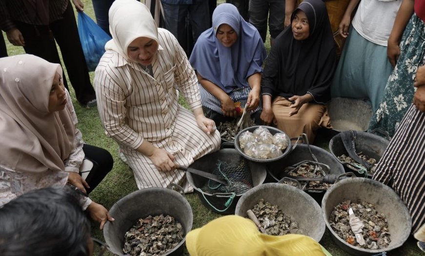 Ketua TP-PKK Aceh Marlina meninjau ibu-ibu pencari tiram
