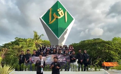 LDK Ar-Risalah UIN Ar-Raniry menggelar aksi deklarasi dukungan untuk Palestina, di Monumen Iqra