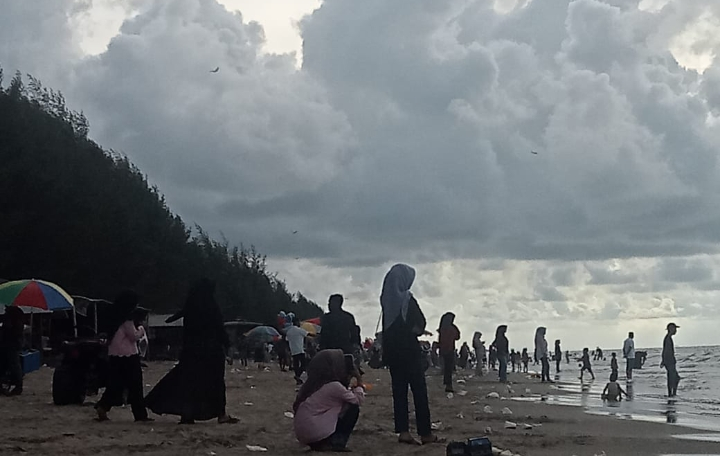 Para wisawatan lokal menikmati pemandangan di Pantai Bantayan