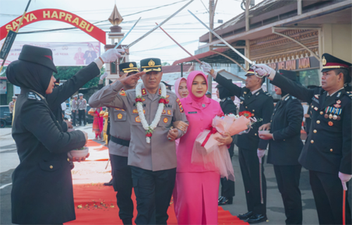 Kapolres Lhokseumawe AKBP Ahzan dan istri disambut dengan upacara tradisi pedang pora