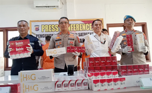 Kapolres Aceh Utara AKBP Nanang Indra Bakti didampingi Kasat Reskrim AKP Bustani menunjukkan barang bukti kasus rokok illegal