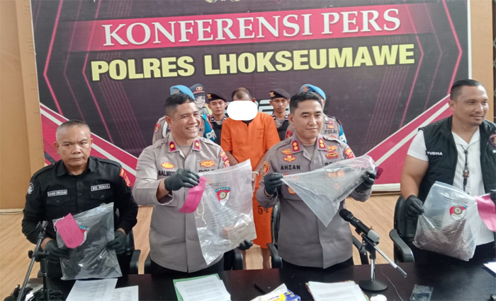 Kapolres Lhokseumawe AKBP Ahzan didampingi Wakapolres Kompol Salmidin dan Kasat Reskrim Iptu Yudha Prasetya menunjukkan barang bukti saat konferensi pers pengungkapan kasus pembunuhan dilakukan tersangka FU terhadap Husna, warga Gampong Teupin Banja, Kecamatan Muara Batu, Aceh Utara.