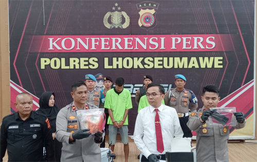 Wakapolres Lhokseumawe Kompol Salmidin dan Kasatresnarkoba AKP Saiful Kamal menunjukkan dua tersangka dan barang bukti sabu dalam konfrensi pers