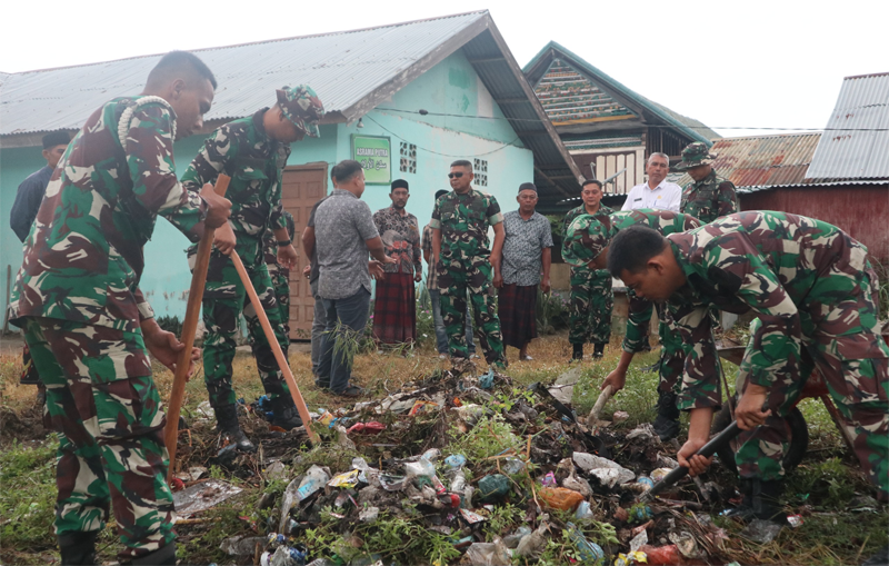 Darem 011/Lilawangsa Kolonel Inf Ali Imran meninjau kegiatan gotong royong yang dilaksanakan prajurit TNI untuk membersihkan lingkungan asrama Dayah Darul Ijabah Ratu Nahrisyah, Desa Kuta Krueng