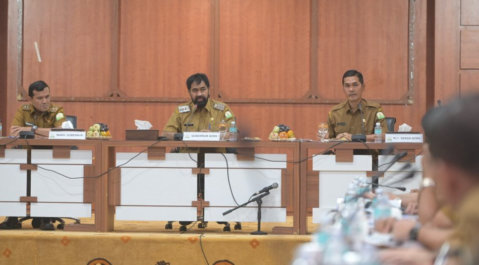 Gubernur Aceh Muzakir Manaf didampingi Wagub Fadhlullah dan Plt Sekda Aceh M Nasir saat rapat bersama seluruh Kepala SKPA