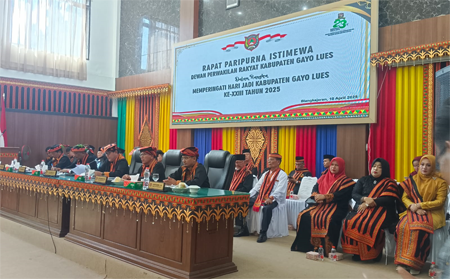 Ketua DPRK, Bupati dan Wakil Bupati Gayo Lues saat rapat paripurna