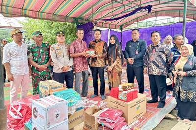 Wabup Aceh Timur T Zainal Abidin menyerahkan bantuan tanggap darurat kepada korban kebakaran rumah di Pante Bidari