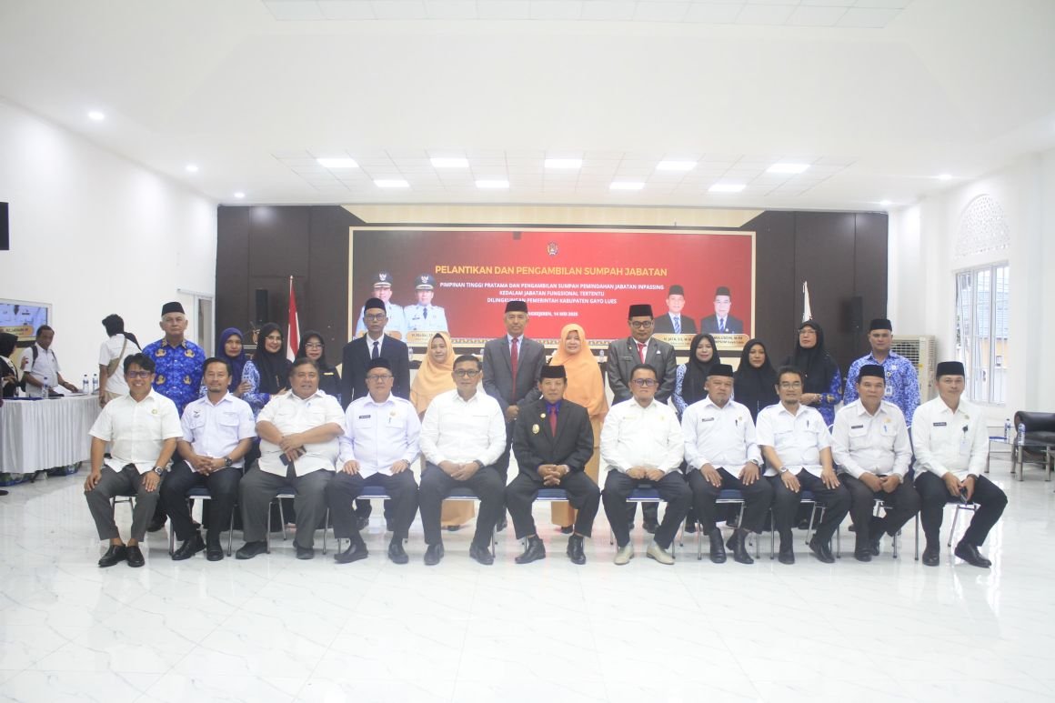 Tiga orang Pejabat yang baru dilantik foto bersama dengan Wakil Bupati dan pejabat laina. Foto: istimewa