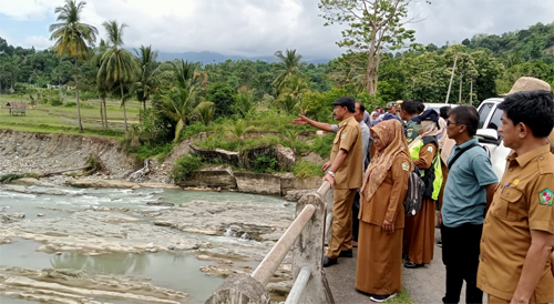 Bupati Pidie Sarjani Abdullah melihat kondisi tanggul sungai ambruk