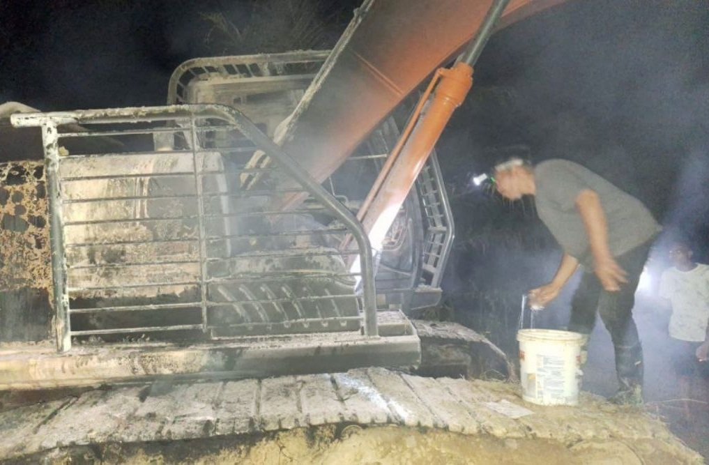 Ekskavator PT Satya Agung terbakar