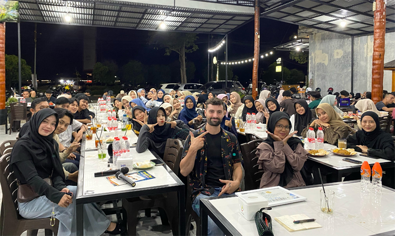 Para mahasiswa berfoto bersama Louis Plottel, peneliti Antropologi Kesehatan dari Canada