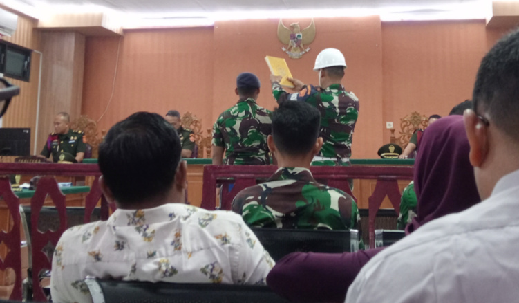 Saksi KLD Wahyu saat disumpah untuk memberikan keterangan dalam sidang pada Rabu, 7 Mei 2025, terkait perkara pembunuhan terhadap Hasfiani. Sidang itu digelar oleh Majelis Hakim Pengadilan Militer Banda Aceh di PN Lhokseumawe