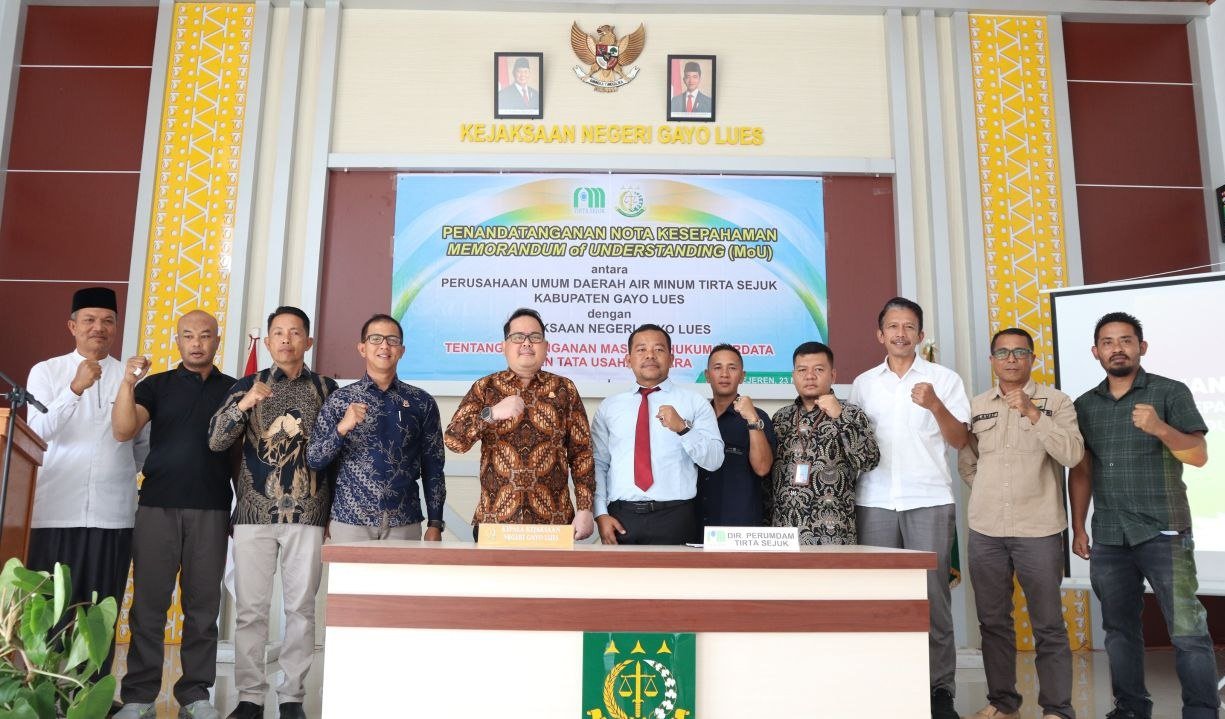 Kajari Gayo Lues foto bersama Dirut Perumdam Tirta Sejuk