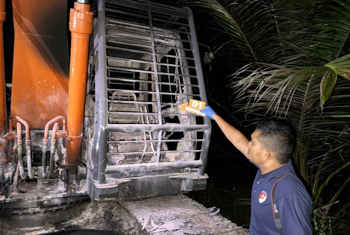 Olah TKP ekskavator terbakar