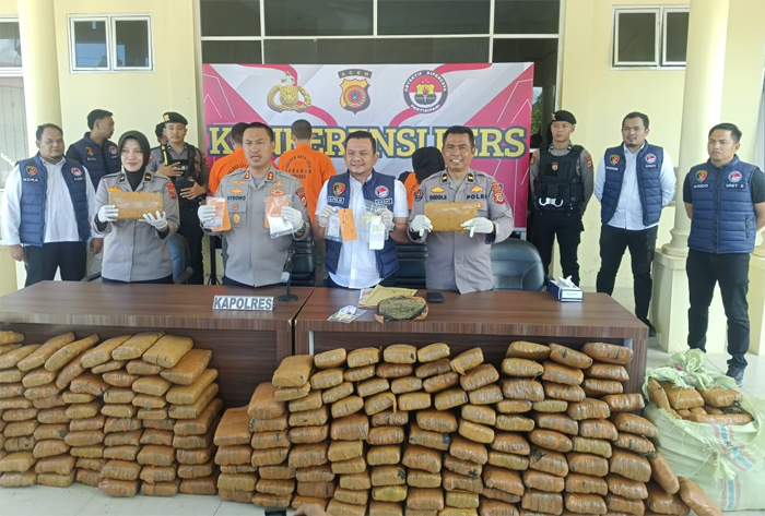 Kapolres Gayo Lues bersama Kasatresnarkoba dan Kasubag Humas menunjukkan barang bukti pil ekstasi dan ganja