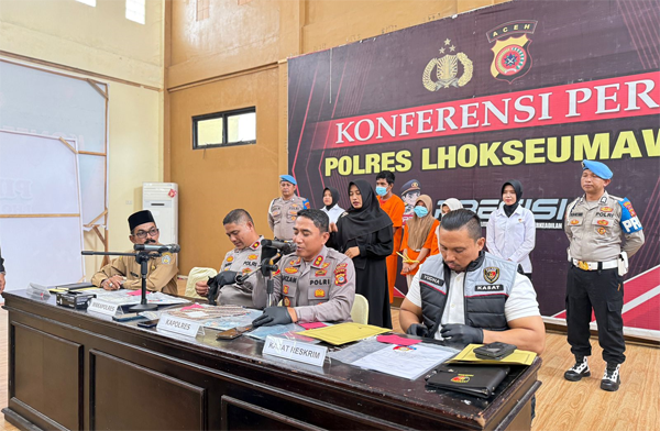 Kapolres Lhokseumawe AKBP Ahzan didampingi Wakapolres Kompol Salmidin, dan Kasat Reskrim Iptu Yudha Prasetya saat konferensi pers kasus prostitusi