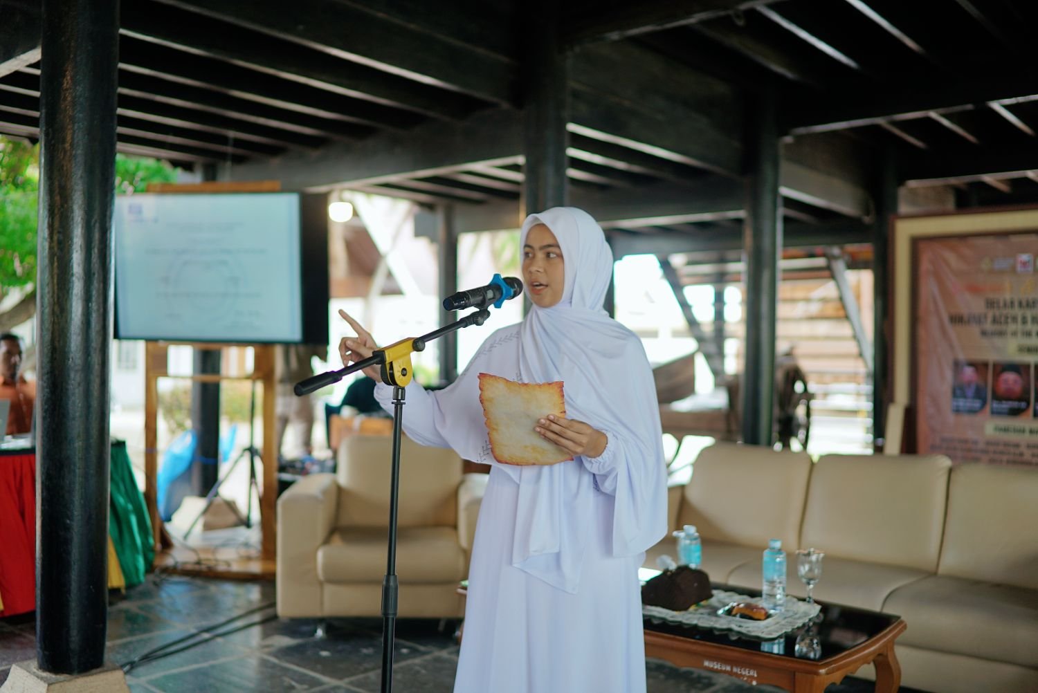 Syarifah Alya Arsyifa dari Universitas Bina Bangsa Getsampena dan Sekolah Hamzah Fansuri membacakan syair ulama besar Syekh Hamzah Fansuri pada acara ”Gelar Karya Besar Hikayat Aceh dan Hamzah Fansuri - Memory of the World UNESCO, yang dilaksanakan oleh Majelis Seniman Aceh (MaSA), di Museum Aceh dan Taman Seni Dan Budaya Aceh, Sabtu, 24 Mei 2025. @Doc MaSA