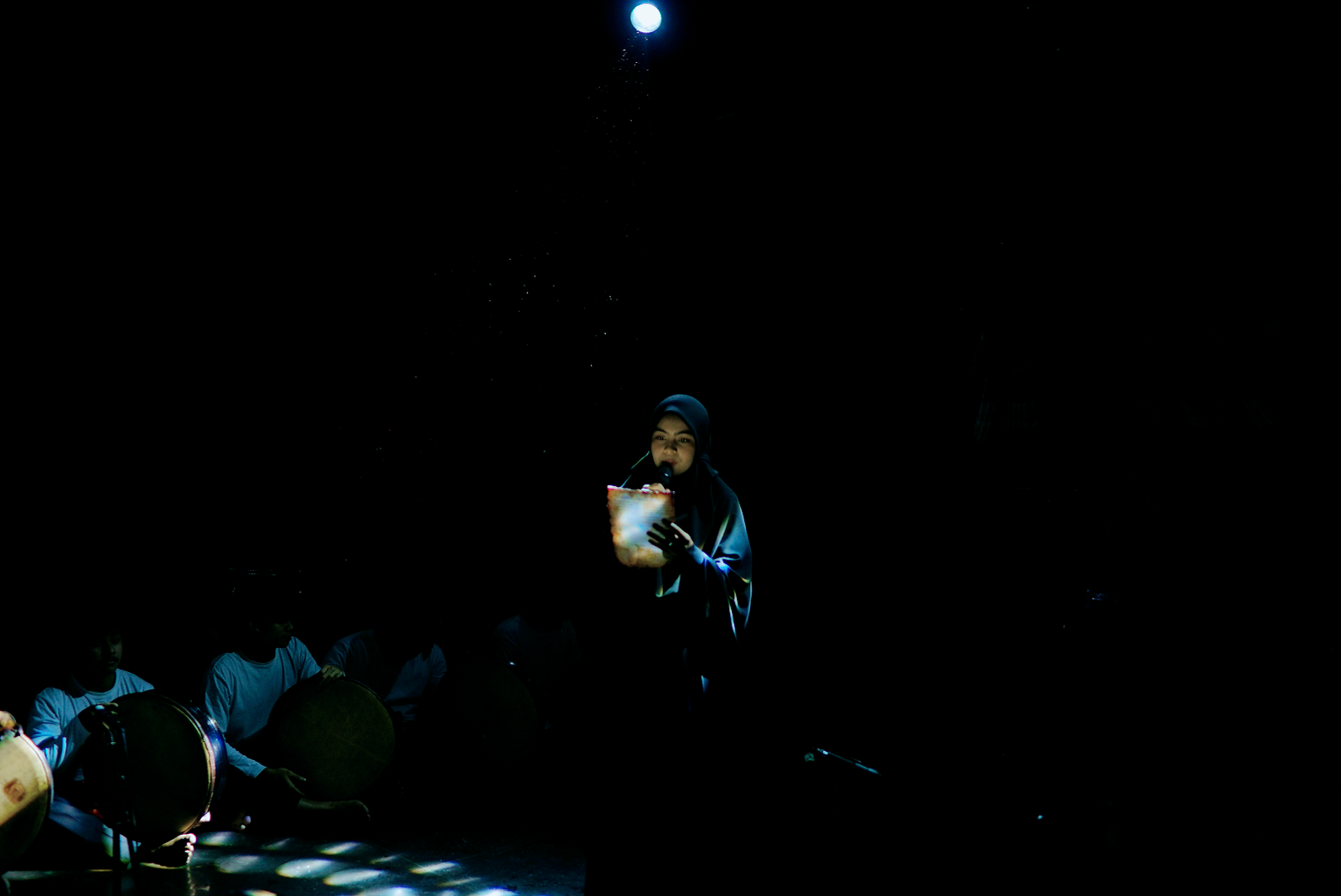 Syarifah Alya Arsyifa dari Universitas Bina Bangsa Getsampena dan Sekolah Hamzah Fansuri membacakan syair ulama besar Syekh Hamzah Fansuri pada acara ”Gelar Karya Besar Hikayat Aceh dan Hamzah Fansuri - Memory of the World UNESCO, yang dilaksanakan oleh Majelis Seniman Aceh (MaSA), di Museum Aceh dan Taman Seni Dan Budaya Aceh, Sabtu, 24 Mei 2025. @Doc MaSA