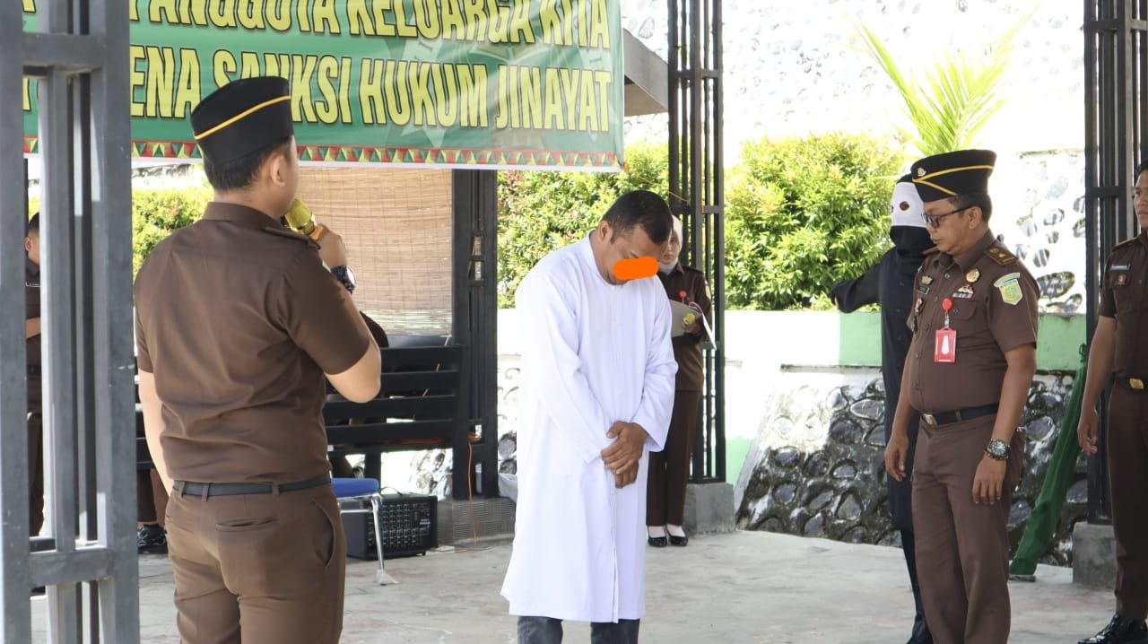 Main Judi Online, Empat Orang Warga Gayo Lues Dicambuk Didepan Umum