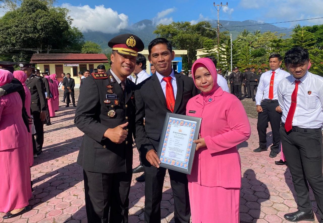 Kapolres Gayo Lues Serahkan Penghargaan kepada Istri Personel Berprestasi di Hari Lahir Pancasila