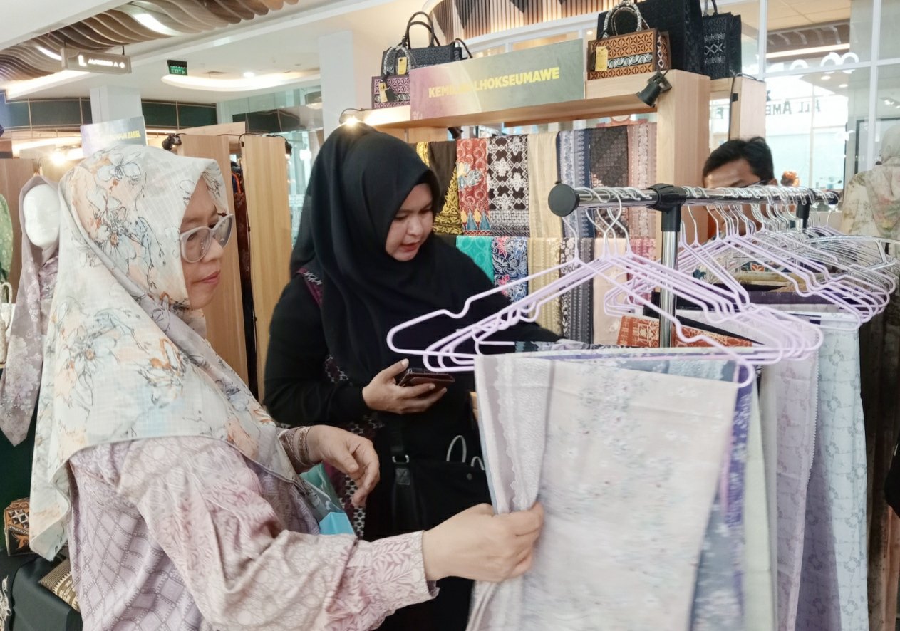 Pengunjung Minati Produk UMKM Stan Kemilau Lhokseumawe Festival Ekonomi Syariah di Lampung