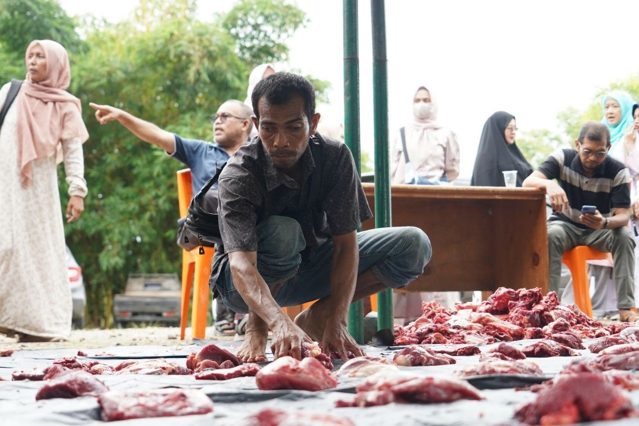 Unimal bagikan daging kurban