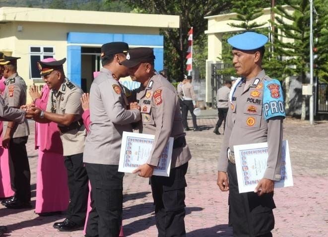 Kapolres Gayo Lues Beri Penghargaan kepada  Bripka Marhaban dan Bripka Hendra