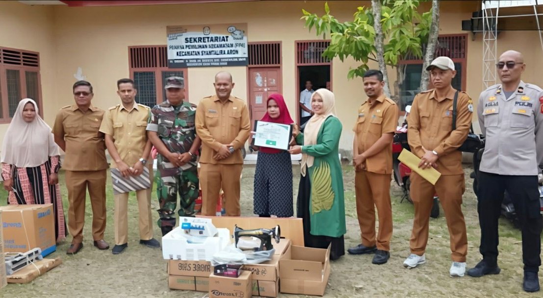 Dinsos dan Ketua PKK Aceh Utara Serahkan Bantuan Mesin Jahit untuk Penyandang Disabilitas