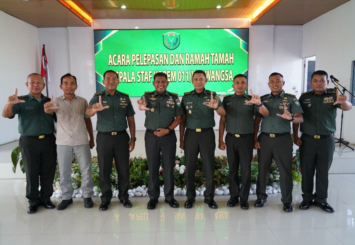 Danrem Ali Imran foto bersama Kasrem yang pindah tugas