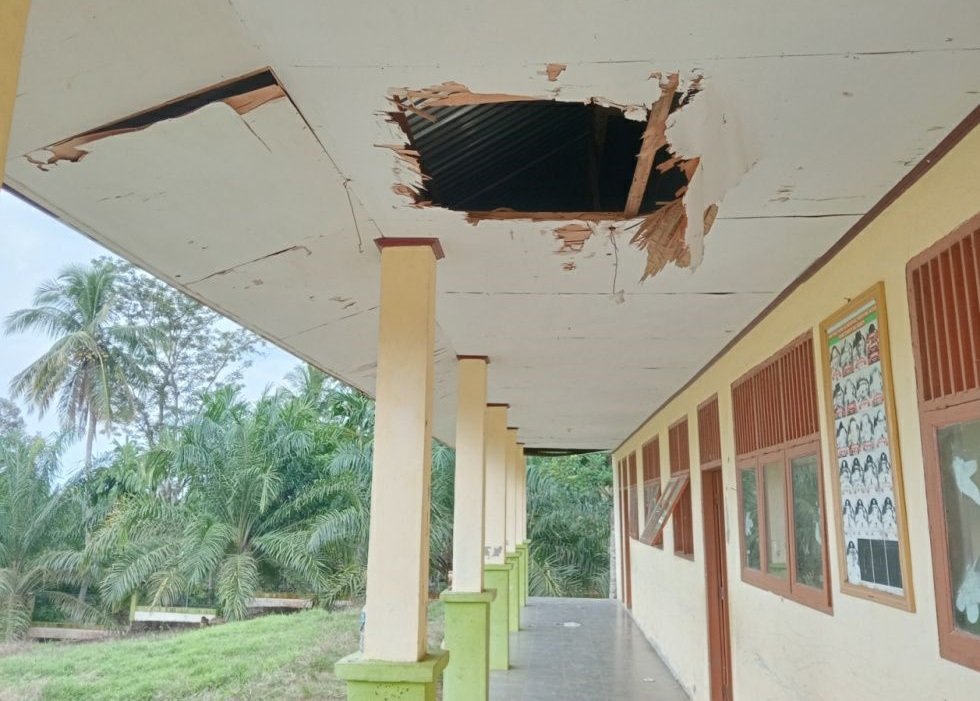 Plafon SDN Buket Makarti bolong